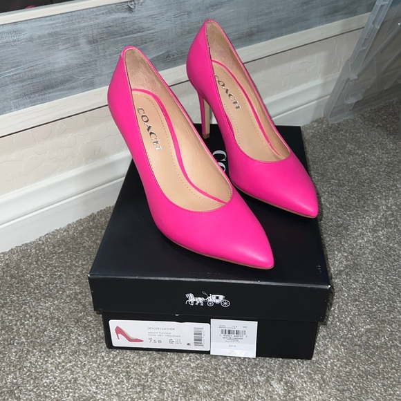New Coach Skyler Bright Fuchsia Leather Heels - Picture 2 of 9